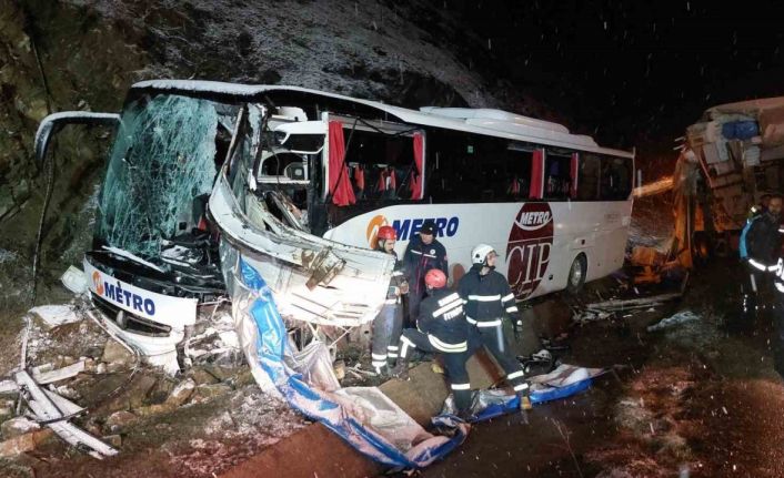 Yolcu otobüsü kamyonla çarpıştı: 1 ölü, 16 yaralı