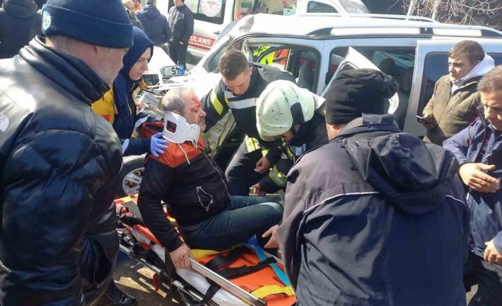 Yolda yürürken park halindeki kamyonun altında kaldı