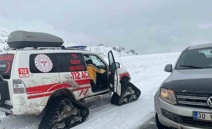 Yüksekova’da karla mücadele ve hasta kurtarma operasyonu