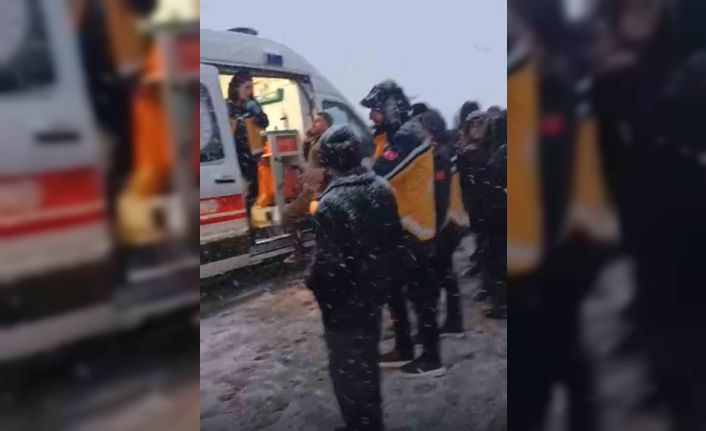 Yüksekova’da yoldan çıkan kamyonet devrildi: 3 yaralı