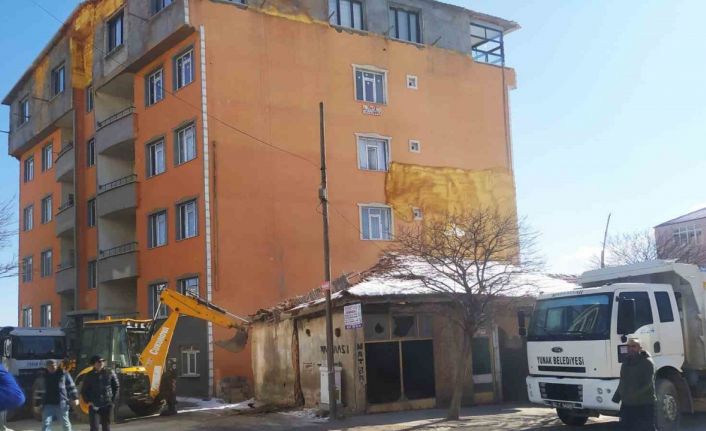 Yunak’ta metruk binaların yıkımına başlandı