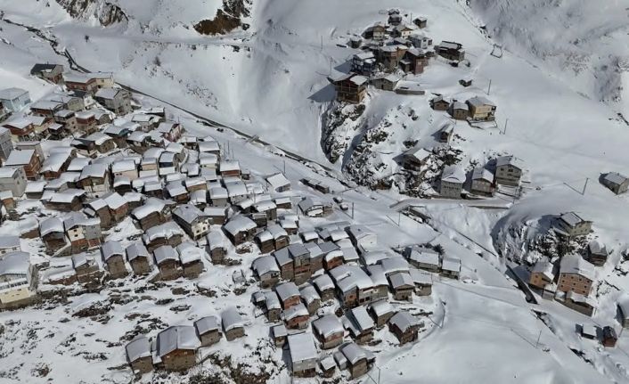Yusufeli Yüncüler Köyü Yaylası’ndan kar manzaraları