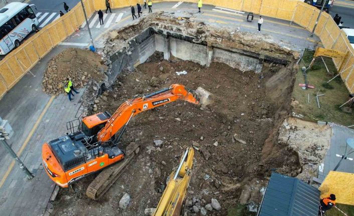 Yüzüncü Yıl Meydanı’ndaki göçük havadan görüntülendi