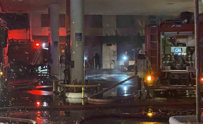 Zeytinburnu’nda bir akaryakıt istasyonu marketinde çıkan yangın paniğe neden oldu