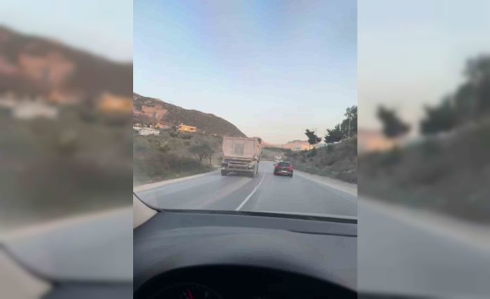 120 ile otomobil sollayan hafriyat kamyonu kamerada