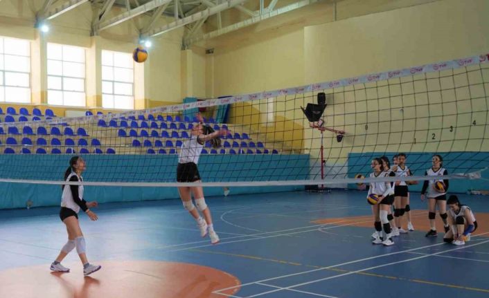 12 bin takım arasından zirveye çıkan Muş Spor Lisesi Kız Voleybol Takımı, Türkiye şampiyonasında