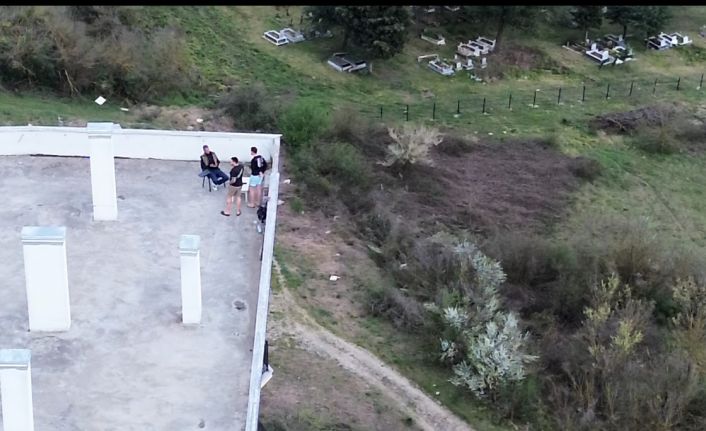 15 katlı binanın çatısına çıkan gençler ekipleri harekete geçirdi, gerçek bambaşka çıktı