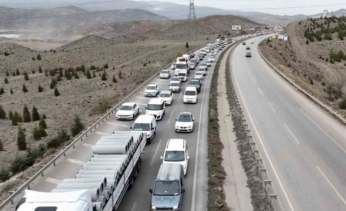 43 ilin geçiş güzergahında araç yoğunluğu zirve yaptı: Bayram trafiği havadan görüntülendi