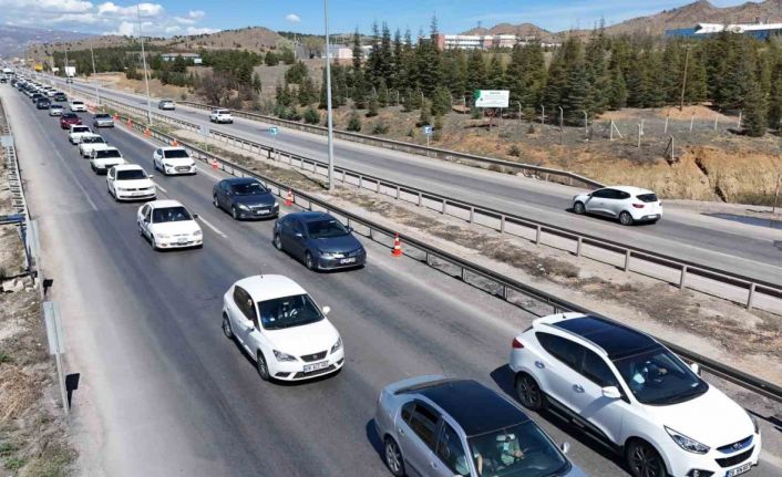 43 ilin geçiş güzergahında bayram günü yoğun trafik: Denetimler havadan ve karadan sürüyor