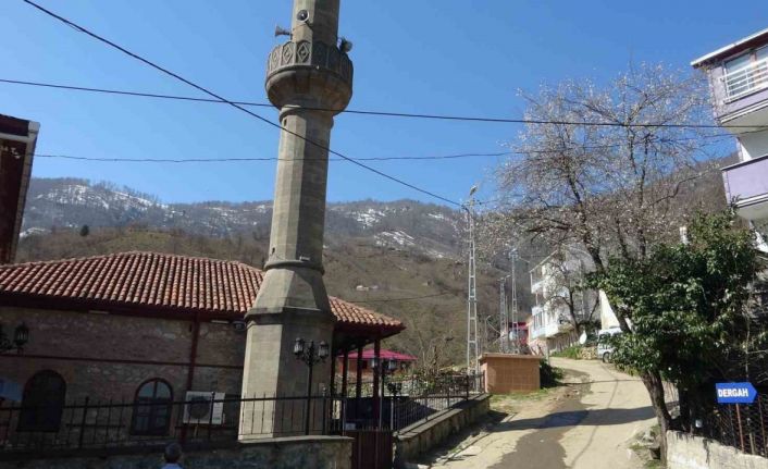 500 yıllık camide kök boya ile resmedilen tasvirler dikkat çekiyor