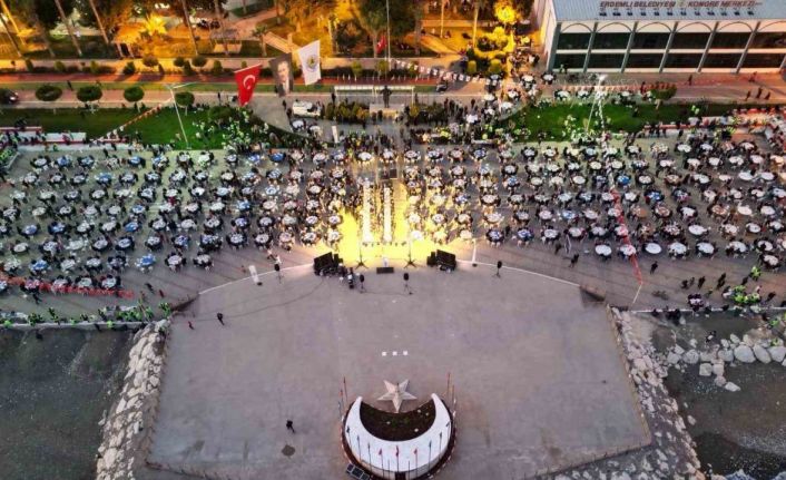 5 bin kişi deniz kenarında iftarda buluştu