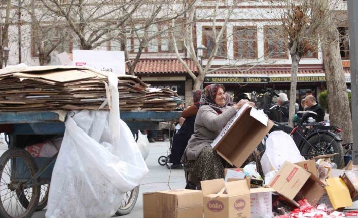 70 yaşındaki kadın sokak sokak gezerek karton topluyor