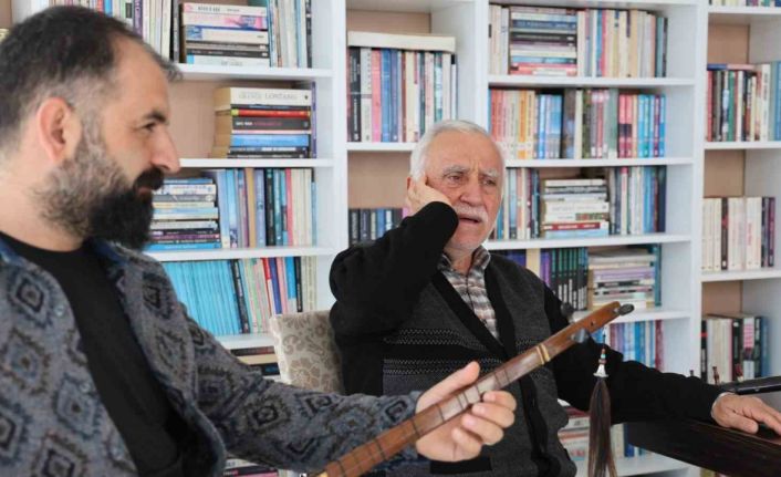 71 yaşında aynı hoyrat aynı tutku, 27 yıl sonra seslendirdiği eser milyonlarca izlendi