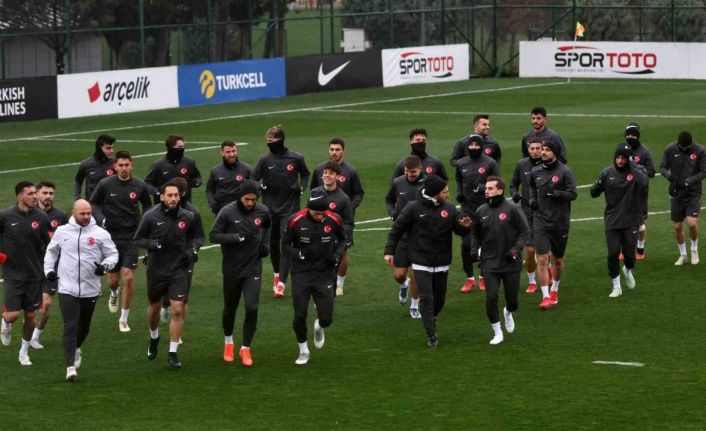 A Milli Takım, sağanak yağmur altında çalıştı