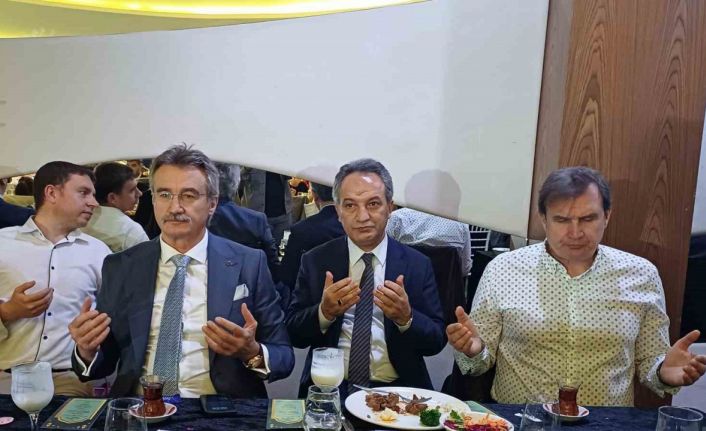 Adana’da koruyucu aileler ve çocukları iftar programında bir araya geldi