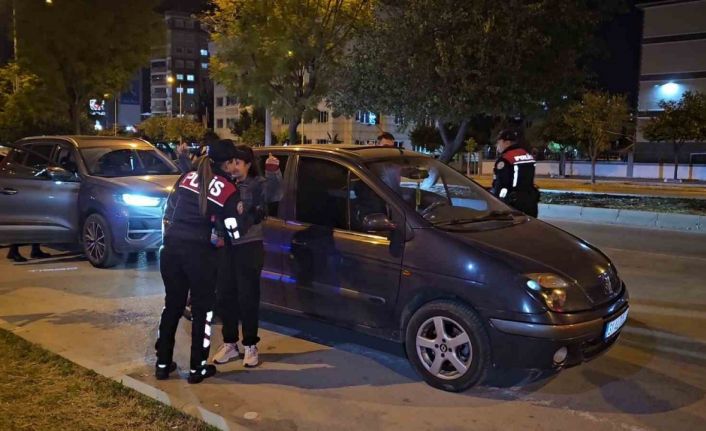 Adana’da polis kenti adeta ablukaya aldı, 106 suçlu yakalandı