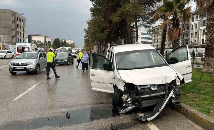 Adıyaman’da hafif ticari araç ile otomobil çarpıştı: 7 yaralı