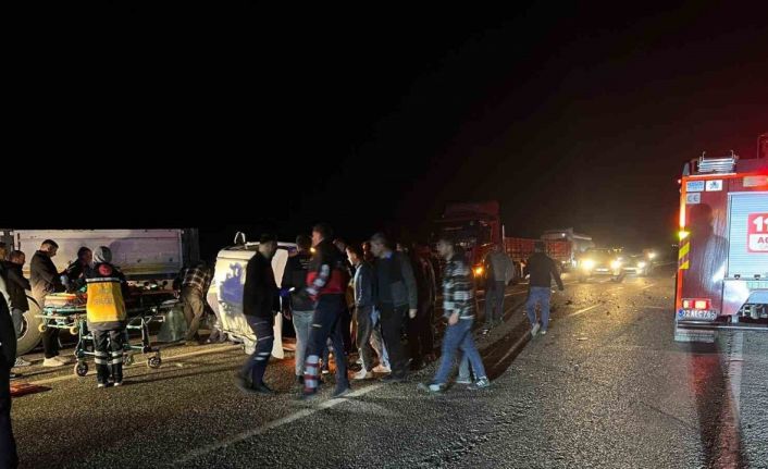 Adıyaman’da otomobil U dönüşü yapan tıra çarptı: 1 ölü, 1 yaralı