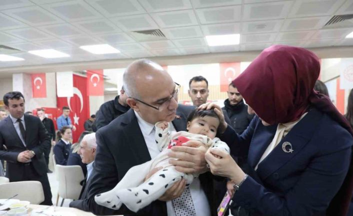 Ağrı Valisi Koç, şehit yakınları ve gazilerle iftarda buluştu