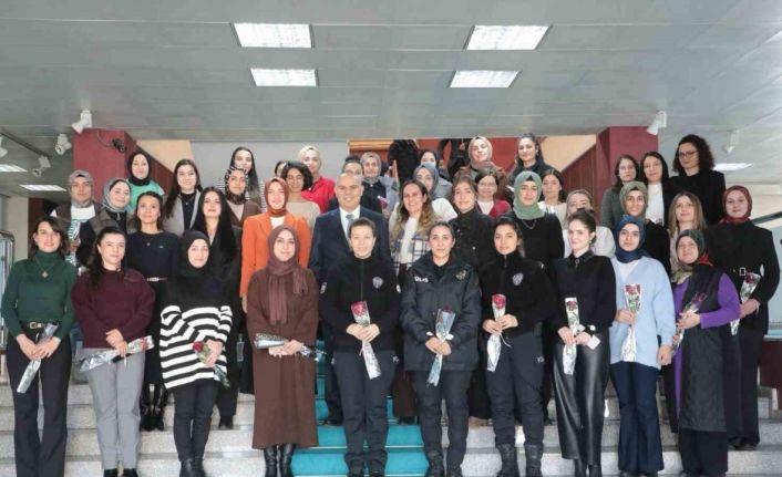 Ağrı Valisi Mustafa Koç ve eşi Neslihan Gül Koç’tan kadın personellere 8 Mart ziyareti