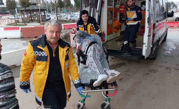 Akaryakıt istasyonunda bıçaklı saldırıya uğrayan genç yaralandı