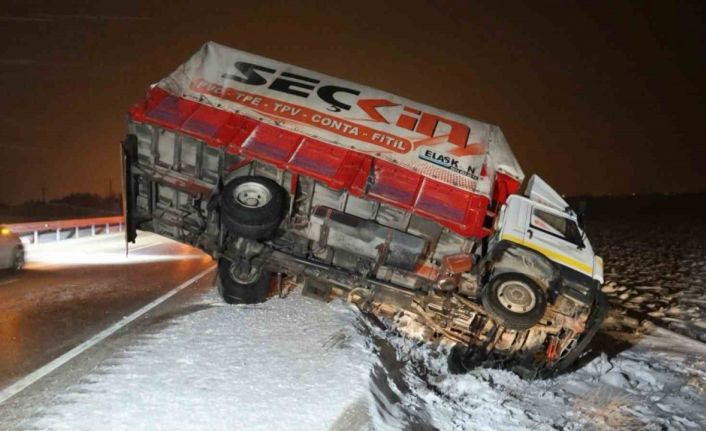 Aksaray’da kar, tipi ve buzlanma nedeniyle kazalar peş peşe yaşandı