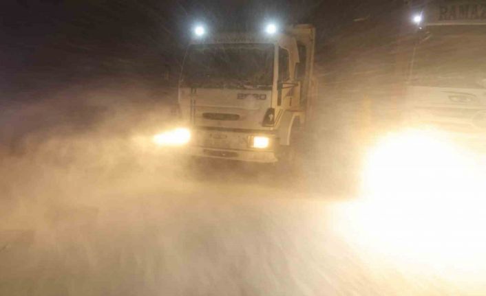 Aksaray’da yoğun kar ve tipi etkili oluyor, şehirde göz gözü görmüyor