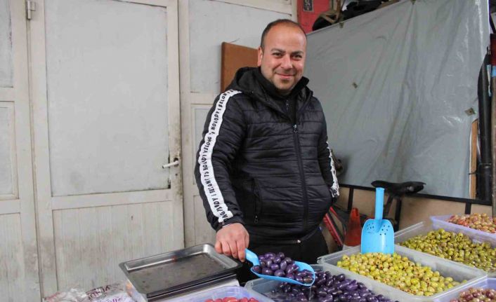 Altı aylık zahmetin ürünü mor ve pembe zeytinler vatandaşların ilgisini çekiyor