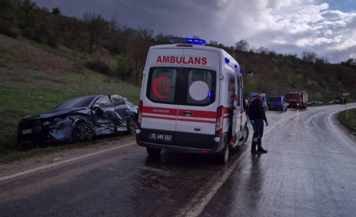 Amasya’da 2 otomobil çarpıştı: 3 yaralı