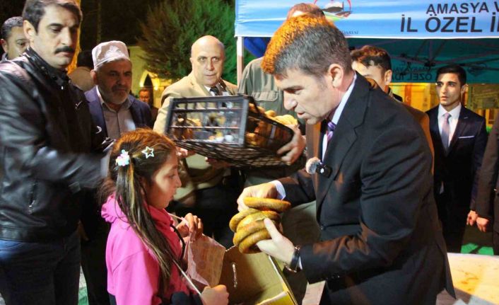 Amasya’da halka bin simit dağıtan Vali Önder Bakan, simitçi çocukların da tüm simitlerini satın aldı