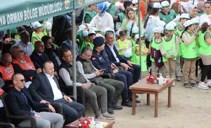 Amasya’da protokol koltuklarda oturdu, öğrenciler ayakta bekleyip diz çöktü