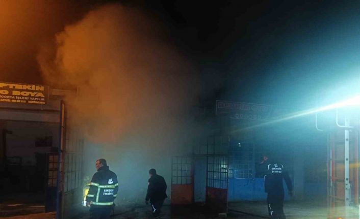 Araç yedek parçası satan işletmede çıkan yangın söndürüldü