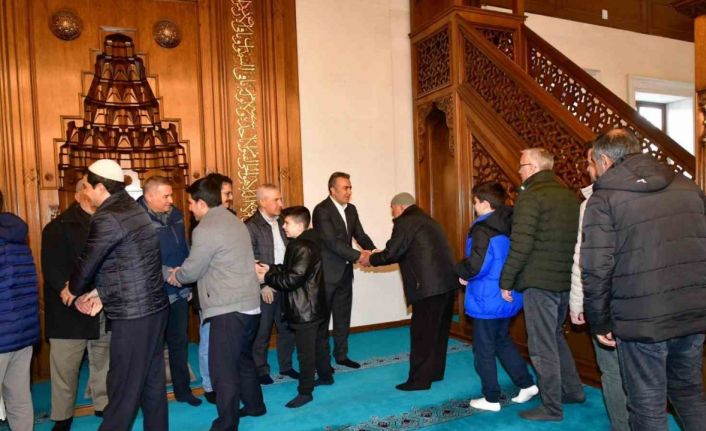 Ardahan’da protokol ile vatandaş camide bayramlaştı