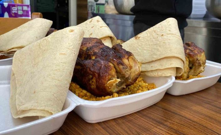 Askıda tavuk uygulaması ile ihtiyaç sahiplerini iftarda sevindirmeye devam ediyor
