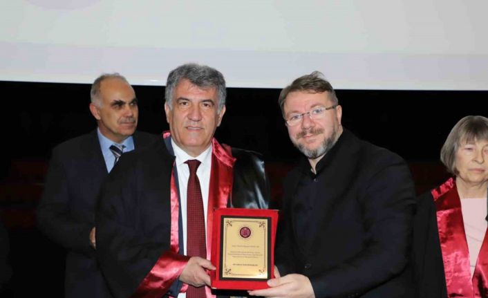 Atatürk Üniversitesinde 14 Mart Tıp Bayramı coşkusu, Akademisyen ve öğrencilere önlük giydirildi