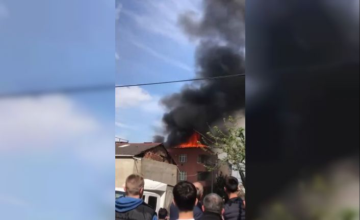 Avcılar’da 4 katlı binanın çatı katı alevlere teslim oldu