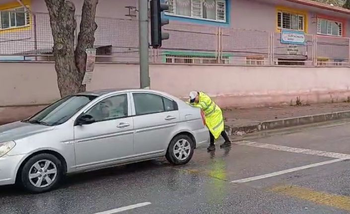 Aydın’da arızalanan araca polis yardımı