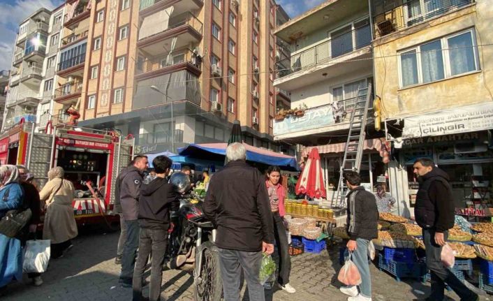 Aydın’da ev yangını: Yangında mahsur kalan 3 kişi esnafın yardımıyla kurtarıldı