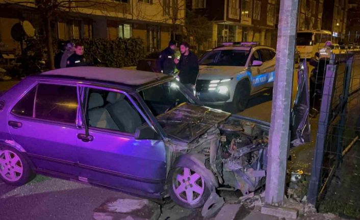 Aydınlatma direğine çarpan alkollü sürücü hurdaya dönen araçtan yara almadan çıktı