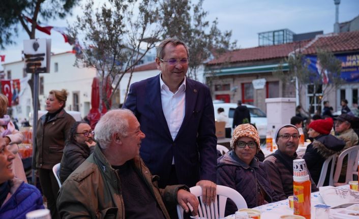 Ayvalık’ın Cunda Adası’ndaki iftara binlerce vatandaş katıldı