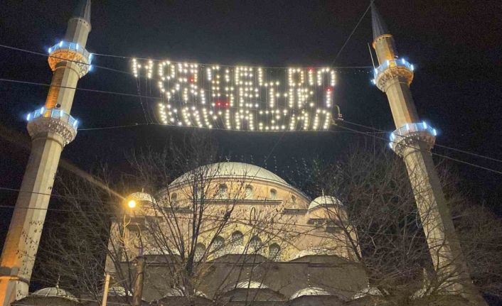 Baba ve oğul 106 yıllık Reşadiye Camii’ne Ramazan mahyası astılar