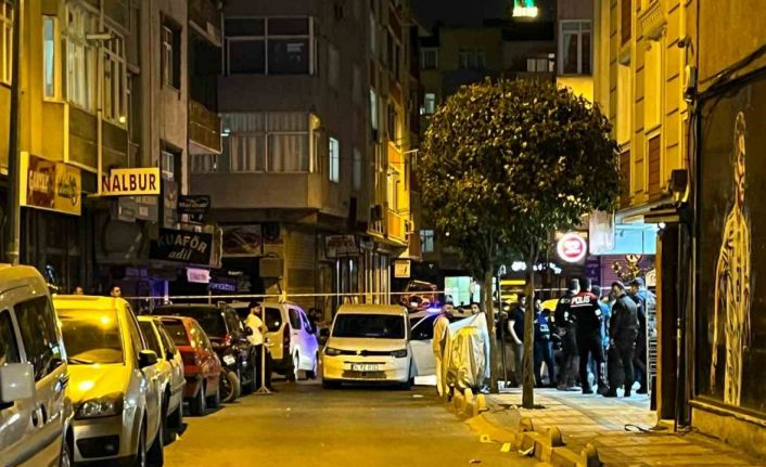 Bağcılar’da motosikleti şüpheliler iki kişiye silahlı saldırı düzenledi: 1 ölü, 1 yaralı