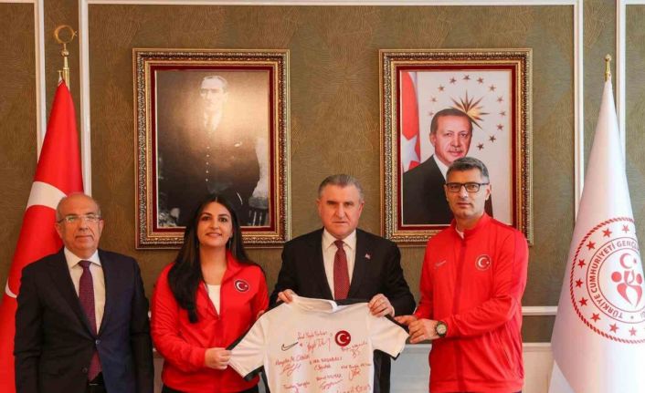 Bakan Bak, Atıcılık Milli Takımını kabul etti