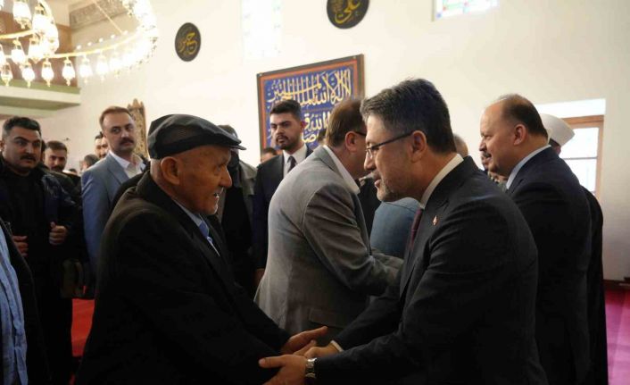 Bakan Yumaklı, bayram namazı sonrasında vatandaşlarla bayramlaştı