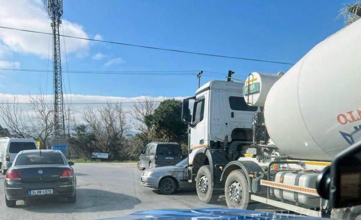 Balıkesir’de beton mikseri ile otomobil çarpıştı