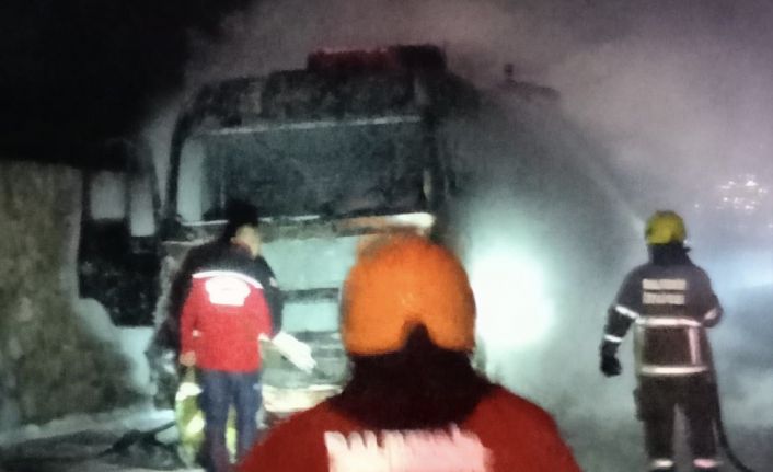 Bandırma-Çanakkale karayolunda tır kupasında yangın çıktı