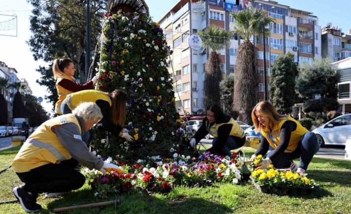 Başkan Çerçioğlu kadınlar ile ele ele veriyor, Aydın rengarenk çiçekler ile süsleniyor