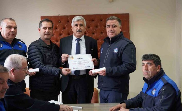 Başkan Hallaç, zabıta ekiplerine başarı belgelerini takdim etti