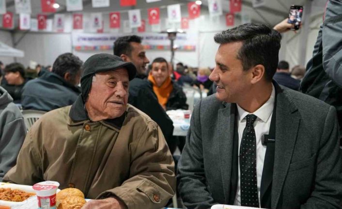 Başkan Zeyrek iftarda vatandaşlara yemek ikramında bulundu