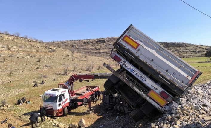 Batman’da briket yüklü tır devrildi: 1 yaralı